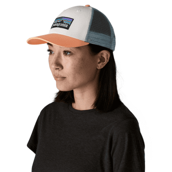 Czapka Patagonia P-6 Logo LoPro Trucker Hat White w/Peach Sherbet
