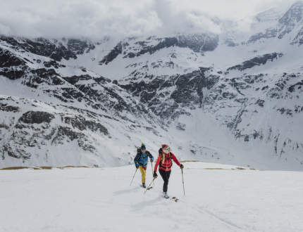 WSKAZÓWKI I OSTRZEŻENIA: Jak ubrać się na narty?