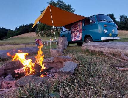 Spanie w samochodzie krok po kroku: od materaca do legalnego siedliska