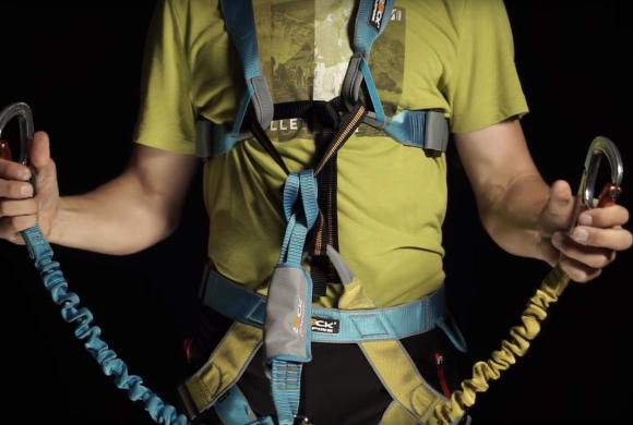 Jak podłączyć uprząż do zestawu ferrata?