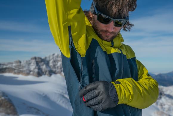 Wentylacja pod pachami i dwie kieszenie na piersi